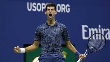 En esta foto del 9 de septiembre de 2018, Novak Djokovic tras quebrarle el saque a Juan Mart&iacute;n del Potro en la final del Abierto de Estados Unidos en Nueva York.&nbsp;