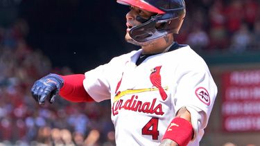 En foto del 22 de agosto del 2021, Yadier Molina de los Cardenales de San Luis celebra una remolcada sencilla ante los Piratas de Pittsburgh