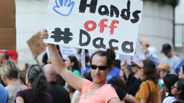 Inmigrantes y activistas de derechos humanos protestan contra la decisión del presidente estadounidense, Donald Trump, de poner fin al programa de Acción Diferida para los Llegados en la Infancia (DACA).