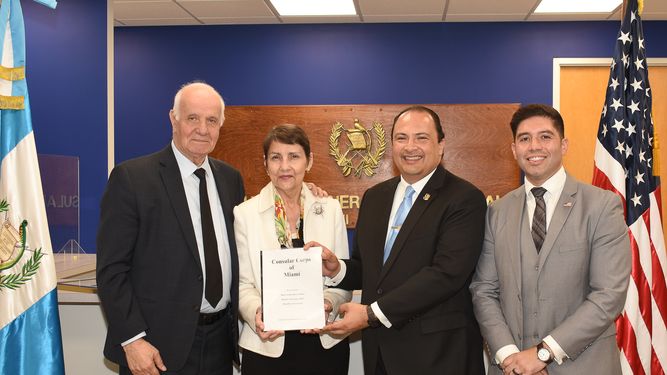 Nabil Achkal, secretario del cuerpo consular, junto a la cónsul general Rosa Maria Merida Arias De Mora, el canciller Mario Adolfo Bucaro y el comisionado Roberto González.