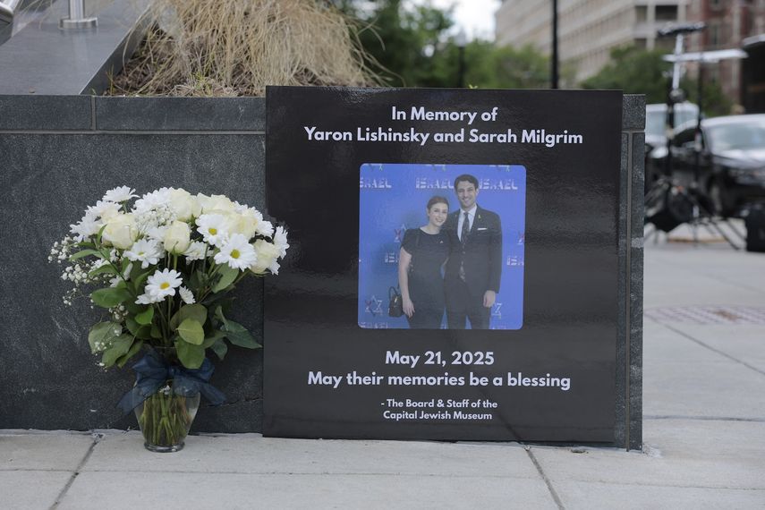 Un homenaje y flores para los empleados de la Embajada de Israel, Yaron Lischinsky y Sarah Lynn Milgrim, afuera del Museo Judío Capital Lillian y Albert Small el 23 de mayo de 2025 en Washington, D.C.&nbsp;
