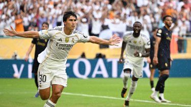 El delantero español #30 del Real Madrid, Gonzalo García, celebra tras anotar el primer gol durante el partido de octavos de final de la Copa Mundial de Clubes de la FIFA 2025 entre el Real Madrid de España y la Juventus de Italia en el Hard Rock Stadium en Miami el 1 de julio de 2025.&nbsp;