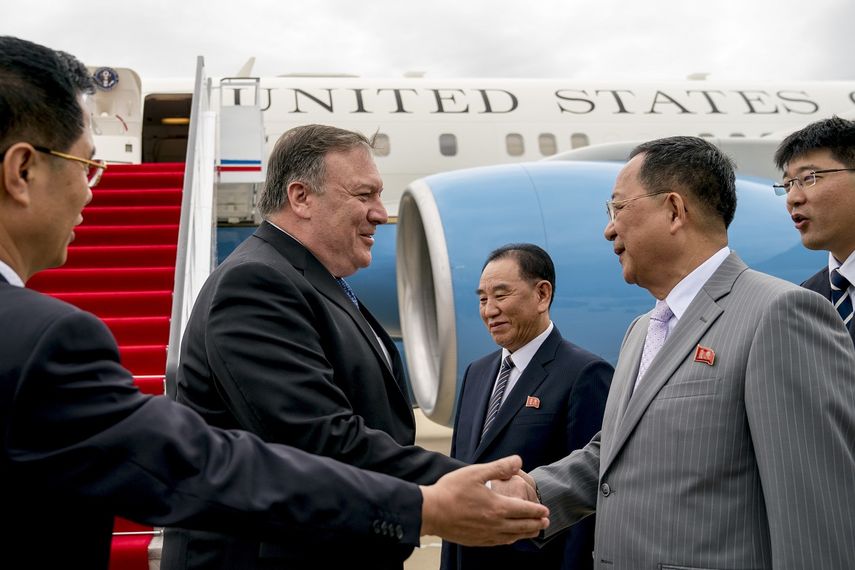 En esta imagen de archivo, tomada el 6 de julio de 2018, el secretario de Estado de Estados Unidos, Mike Pompeo , es saludado por el director del Departamento Frente Unido, Kim Yong Chol (centro), y el ministro norcoreano de Exteriores, Ri Yong Ho (segundo por la derecha).&nbsp;