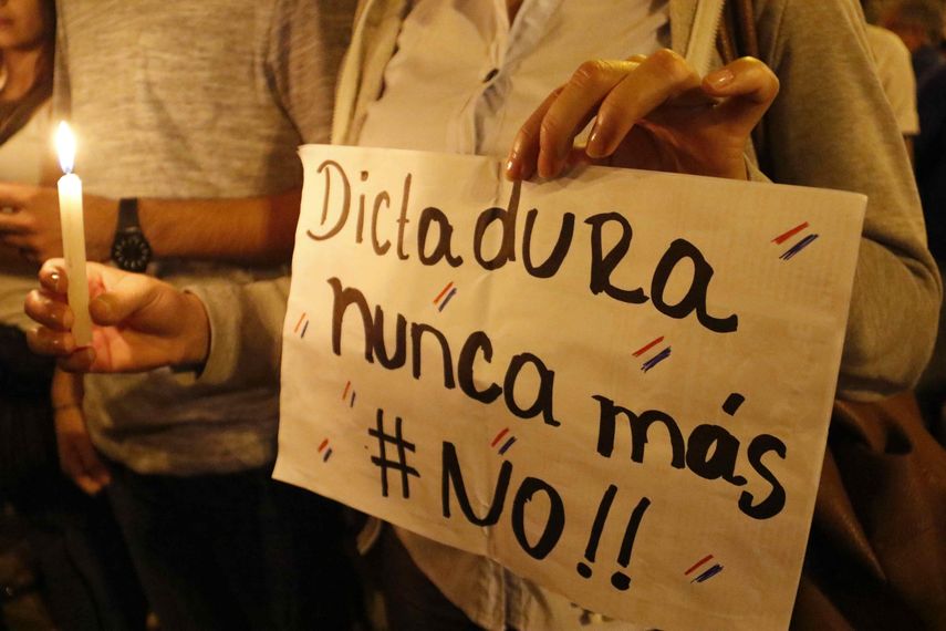 Miles de personas se manifiestaron contra la reelección presidencial frente a la sede del Congreso en Asunción.