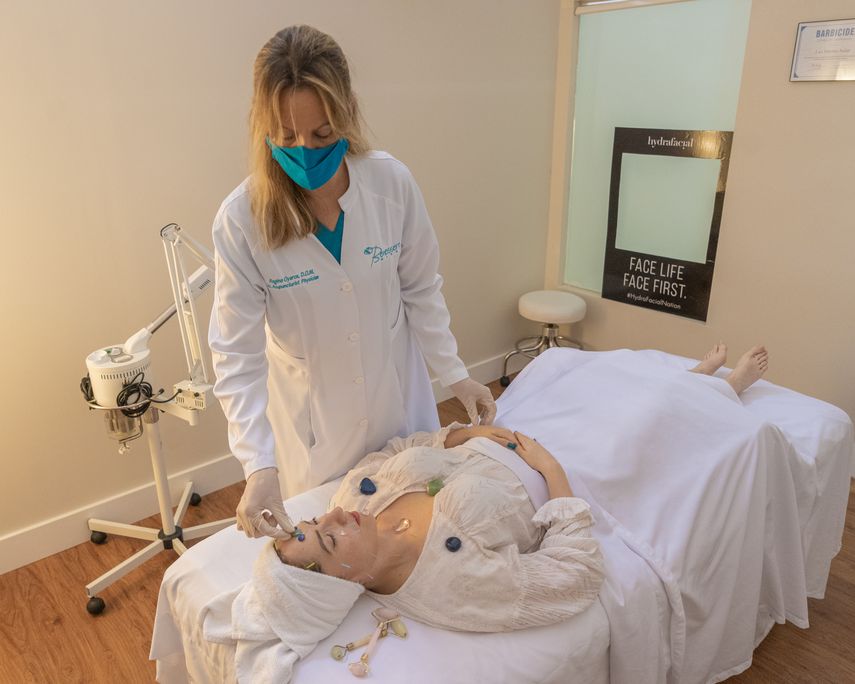 La Dra. Regina Oyarce realiza acupuntura facial, uno de los tratamientos de belleza que ofrece en su centro.