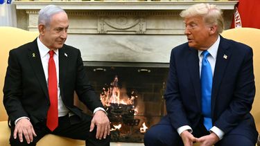 El presidente de Estados Unidos Donald J. Trump conversa en la Casa Blanca con el primer ministro de Israel, Benjamín Netanayhu, durante una visita a Washington.