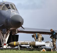 Soldados estadounidenses preparan la carga para un bombardero en el portaaviones Abraham Lincoln.