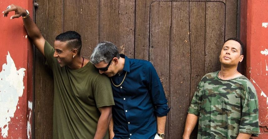 Los músicos conquistaron el mundo al mezclar los ritmos tradicionales cubanos con el rap, en canciones que se convirtieron en himnos y los llevaron a vender miles de discos, sobretodo en España y Francia, y ganar dos premios Grammys.