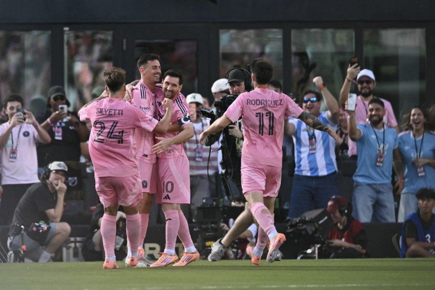 El delantero argentino del Inter Miami, Lionel Messi (2o R), celebra después de que su equipo marcara su primer gol durante la final de la Copa de la Major League Soccer (MLS) entre el Inter Miami y los Vancouver Whitecaps en el Chase Stadium en Fort Lauderdale, Florida, el 6 de diciembre de 2025.