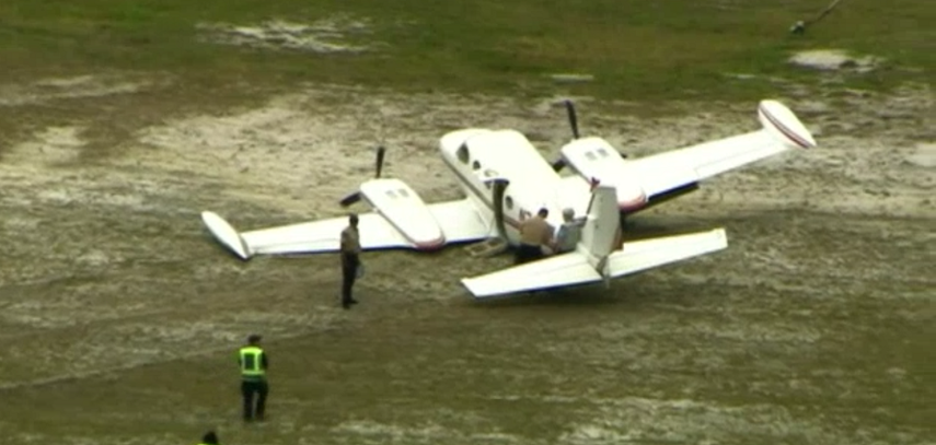 La avioneta se detuvo en un área verde fuera de la pista.