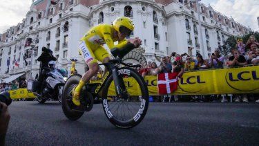 El esloveno Tadej Pogacar rueda en la 21ma etapa del Tour de Francia de 33,7 kilómetros entre Mónaco y Niza antes de ganar la competencia el domingo 21 de julio del 2024.