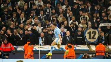 Julián Álvarez del Manchester City festeja tras marcar el segundo gol ante Copenhague por los octavos de final de la Liga de Campeones, el miércoles 6 de marzo de 2024, en Manchester.
