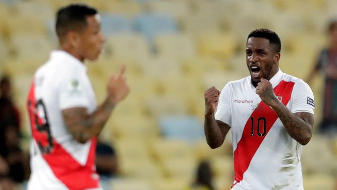 Al menos 10 jugadores de Perú, entre ellos Jefferson Farfán, que celebra en la foto un gol en la Copa América 2019, invitaron al pueblo a votar por la democracia el 6 de junio