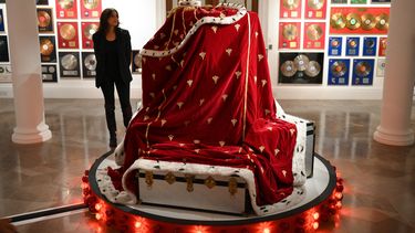 El conjunto característico de corona y capa de Freddie Mercury, usado durante la gira Magic de Queen de 1986, aparece en la foto durante una vista previa para la prensa antes de las subastas de objetos Freddie Mercury: A World of His Own en los subastadores de Sothebys en Londres el 3 de agosto de 2023.