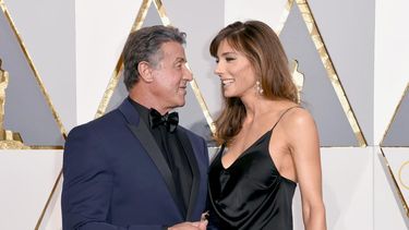 Sylvester Stallone y Jennifer Flavin llegan a la ceremonia de los premios Oscar el domingo 28 de febrero de 2016, en Los Ángeles. 