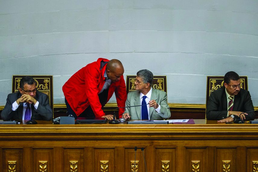 El jefe de la bancada del PSUV, Héctor Rodríguez y el presidente del Parlamento, Henry Ramos Allup conversan en el hemiciclo de la Asamblea&nbsp;