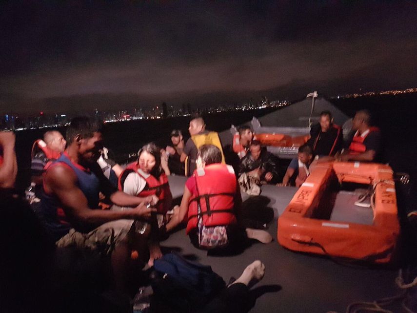 Embarcaciones y helicópteros del Senan salvaron a 28 personas, entre ellos dos bebés, que iban en la nave.