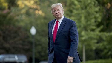 En esta foto del 30 de junio del 2019, el presidente estadounidense Donald Trump camina por los jardines de la Casa Blanca en Washington.&nbsp;