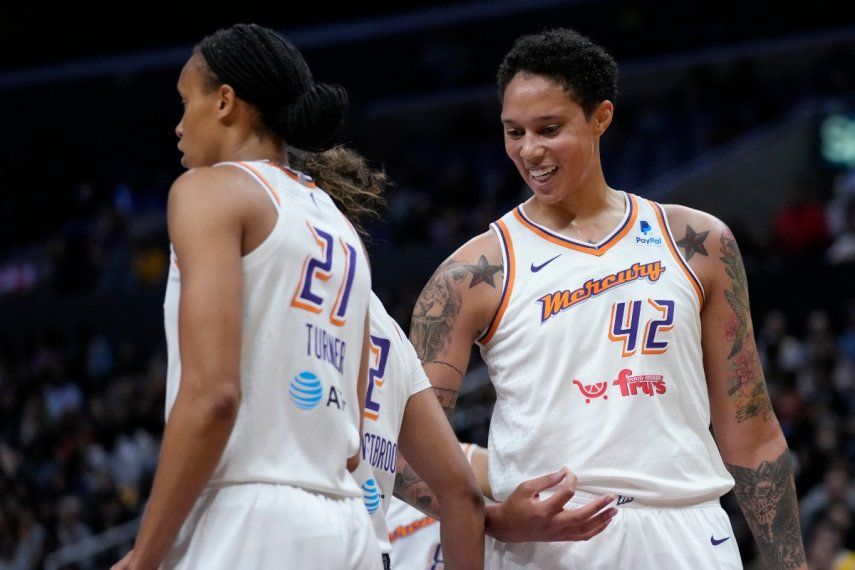 La jugadora del Mercury de Phoenix Brittney Griner (42) celebra una falta con una compañera durante la primera mitad del juego de la WNBA que enfrentó a su equipo con los Sparks de Los Ángeles, en Los Ángeles, el 19 de mayo de 2023.&nbsp;