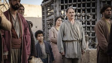 Esta imagen de Samuel Goldwyn Films muestra a Mark Rylance, segundo desde la derecha, en una escena de Waiting for the Barbarians.&nbsp;