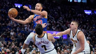 Stephen Curry rompe récord de triples en la NBA