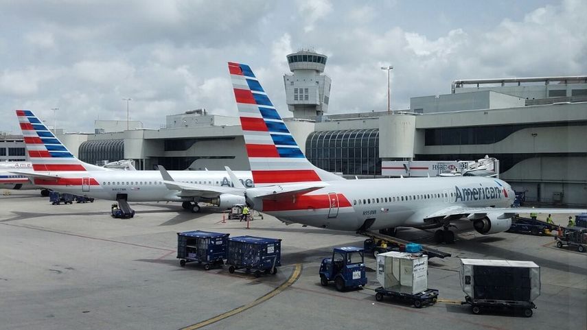 Fotografía de archivo de dos aeronaves de American Airlines en el aeropuerto internacional de Miami.