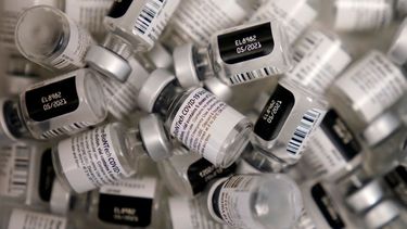 Envases vacíos de la vacuna de coronavirus de Pfizer-BioNTech en un centro de vacunación en la Universidad de Nevada, en Las Vegas, el 22 de enero de 2021. 
