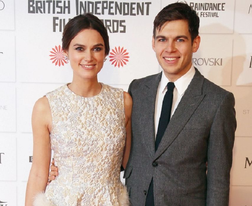 La actriz Keira Knightley y su esposo James Righton, músico de la banda The Klaxons, posan durante los premios del cine británico independiente en Londres, 2014. (AP). 