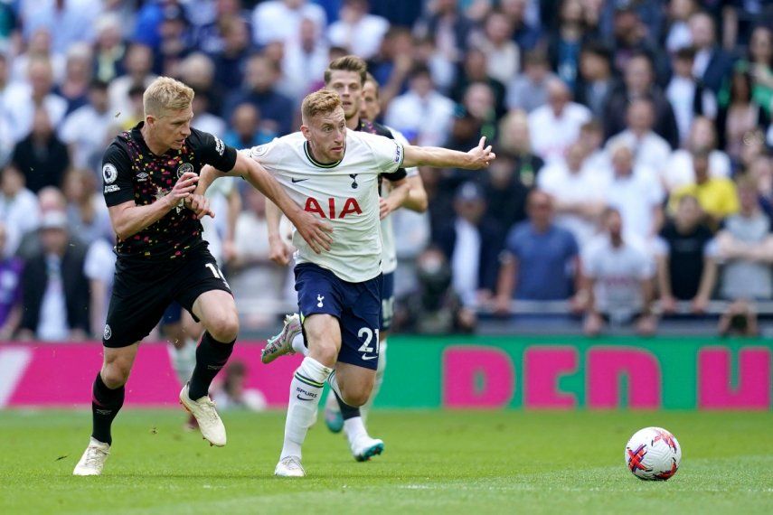Ben Mee del Brentford y Dejan Kulusevski del Tottenham pelean por el balón en el encuentro de la Liga Premier el sábado 20 de mayo del 2023.&nbsp;