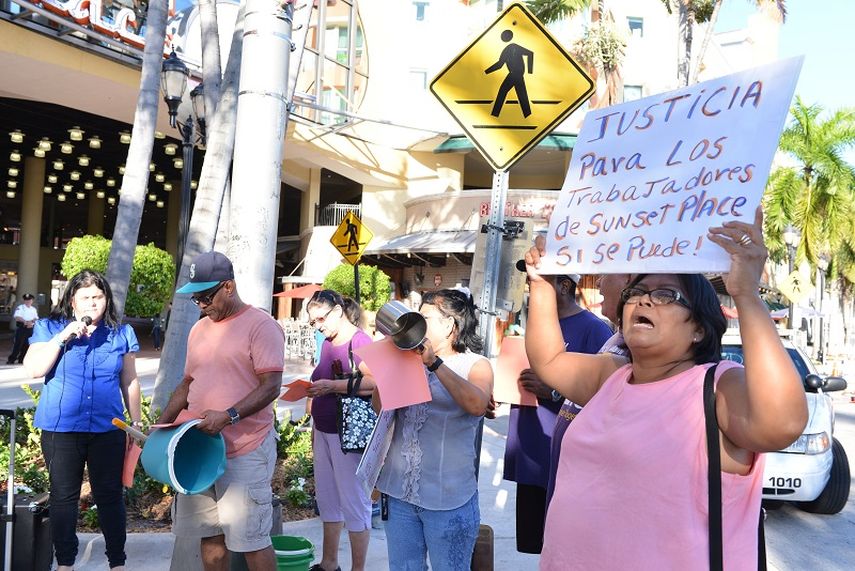Las trabajadoras de Sunset Place, en las afueras del centro comercial, protestando por la cancelación de su contrato laboral (ÁLVARO MATA)