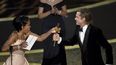 Regina King, izquierda, entrega a Brad Pitt el premio a mejor actor de reparto por Once Upon a Time in Hollywood en los Oscar el domingo nueve de febrero de 2020 en el Teatro Dolby, en Los Angeles. 