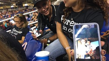 La familia Méndez muestra con orgullo las fotografías que tomaban cada vez que se encontraban con José Fernández a las afuera de un juego