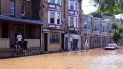 Tres personas miran una calle inundada tras el desbordamiento del río Schuylkill, el jueves 2 de septiembre de 2021, en el sector East Falls de Filadelfia. Tres personas miran una calle inundada tras el desbordamiento del río Schuylkill, el jueves 2 de septiembre de 2021, en el sector East Falls de Filadelfia.