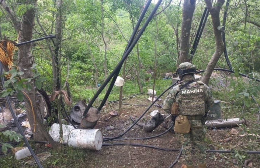 Un militar durante el desmantelamiento de un laboratorio para la fabricación de metanfetaminas en Carricitos, Durango, en el norte de México.