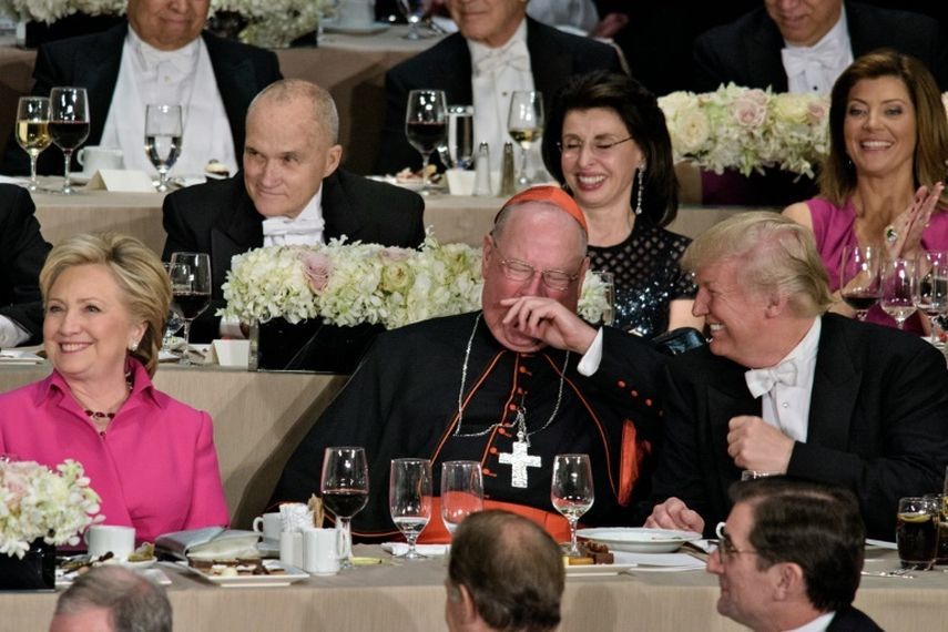 El introductor de embajadores fue el cardenal Timothy Dolan, Arzobispo de Nueva York, quien sentó a cada uno a su lado en la gala de recaudación de fondos Alfred E. Smith
