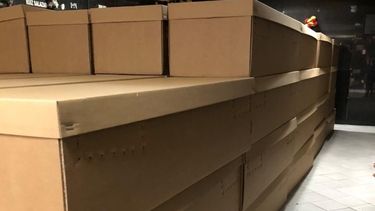 Ata&uacute;des de cart&oacute;n par v&iacute;ctimas del coronavirus en Guayaquil, Ecuador