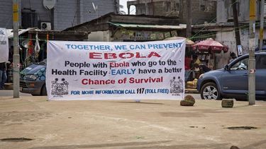 Una manta exhorta a las personas a ir de inmediato a un centro de salud si tienen algún síntoma relacionado con el ébola, en Sierra Leona. (AP)