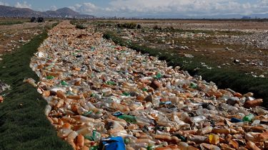 Botellas de plástico y basura flotan en el río Tagarete, que desemboca en el lago Uru Uru, cerca de Oruro, Bolivia, el jueves 25 de marzo de 2021