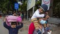 Migrantes hondureños caminan hacia el cruce fronterizo entre Guatemala y Honduras, en El Florido, Guatemala, el martes 19 de enero de 2021.   