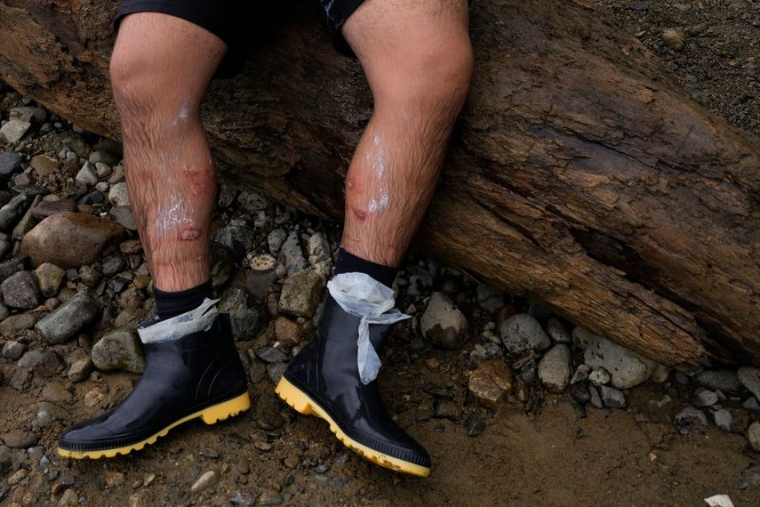 Un migrante descansa tras cruzar el río Tuquesa, luego de cruzar a pie el Tapón del Darién, en Bajo Chiquito, Panamá, el 4 de octubre de 2023.