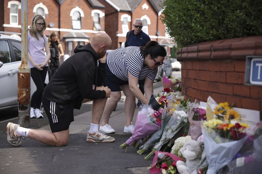 Gente deja flores cerca del lugar en Hart Street donde murieron tres niñas y nueve resultaron heridos en un ataque con arma blanca durante una clase de danza en Southport, Inglaterra el martes 30 de julio de 2024.