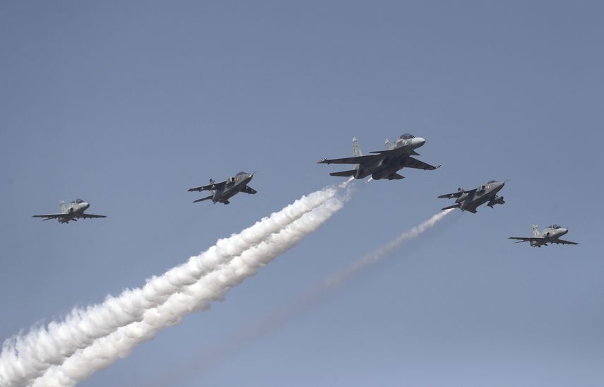 Imagen referencial de un avión Sukhoi Su-30, en el centro, que vuela en formación con otras aeronaves durante los ensayos previos a Aero India 2021 en la base aérea de Yelahanka en Bangalore, India, el martes 2 de febrero de 2021.&nbsp;