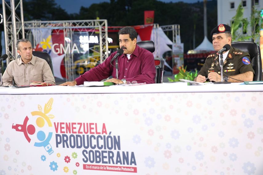 Fotografía cedida por Prensa de Miraflores, del presidente venezolano Nicolás&nbsp;Maduro&nbsp;(c) junto al vicepresidente Tareck El Aissami (i) y al ministro de Defensa Vladimir Padrino (d), durante un acto de gobierno en Caracas.