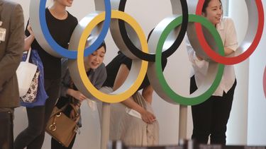 Gente posando para una foto con los anillos olímpicos en el aeropuerto internacional de Haneda, en Tokio, el jueves 8 de julio de 2021.&nbsp;