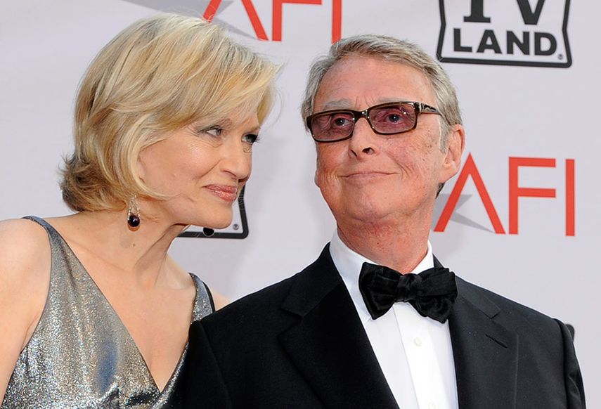 El realizador cinematográfico posa junto a su esposa, la periodista Diane Sawyer, durante la gala del Lifetime Achievement Awards 2010. (AP)
