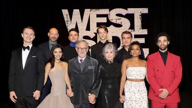 En esta foto de archivo tomada el 29 de noviembre, (de izquierda a derecha) Ansel Elgort, Corey Stoll, Rachel Zegler, Josh Andres Rivera, Steven Spielberg, Mike Faist, Rita Moreno, Brian dArcy James, Ariana DeBose y David Alvarez asisten al New York estreno en Nueva York de la nueve versión de Steven Spielberg&nbsp; de West Side Story.