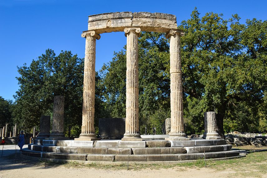 Restos del monumento circular, en Olimpia, Grecia.