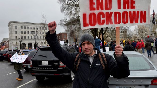 Cientos de personas en diferentes ciudades de Estados Unidos salieron a la calle para protestar contra las medidas de&nbsp;confinamiento
