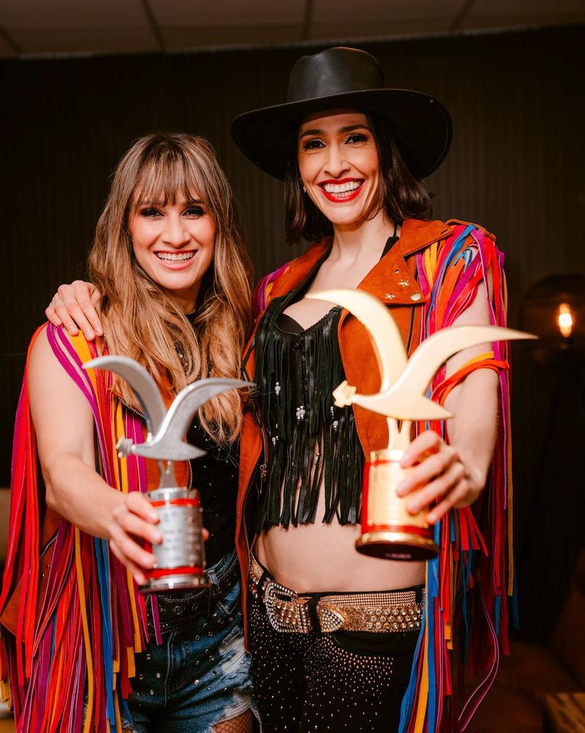 Las hermanas Hanna y Ashley, del dúo Ha*Ash, posan con las Gaviotas de Plata y Oro del Festival Internacional de la Canción Viña del Mar 2025.