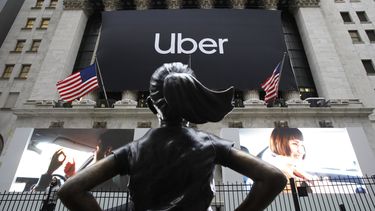 Foto de la estatua de La niña sin miedo frente a la Bolsa de Valores de Nueva York.